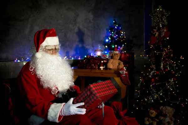 Santa Claus Segurando Caixa Presente Casa Sente Cadeira Pensar Sobre — Fotografia de Stock