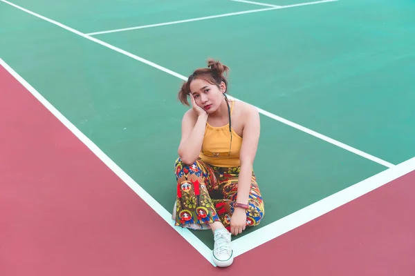 Hipster Asiatische Mädchen Posieren Für Ein Foto Modeporträt Ziemlich Dicke — Stockfoto