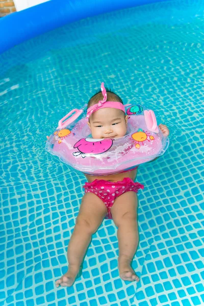 Niña Nadando Piscina Concepto Saludable — Foto de Stock