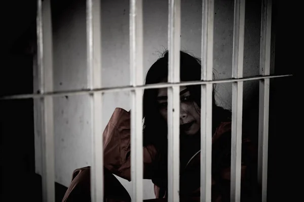 Foto Mujeres Asiáticas Desesperadas Por Atrapar Prisión Hierro — Foto de Stock