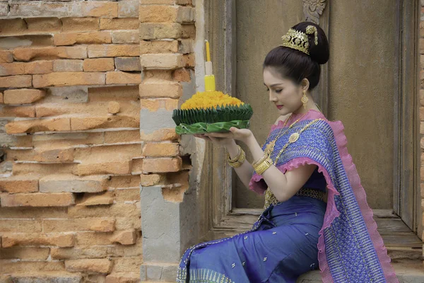 Portret Pięknej Azjatyckiej Kobiety Tajskiej Sukience Tradycyjne Modlitwy Trzymać Kratong — Zdjęcie stockowe
