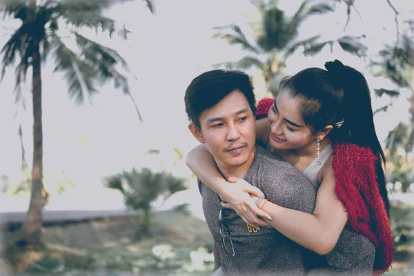 亚洲情侣恋爱的照片在公园里玩的开心 快乐人的概念 — 图库照片