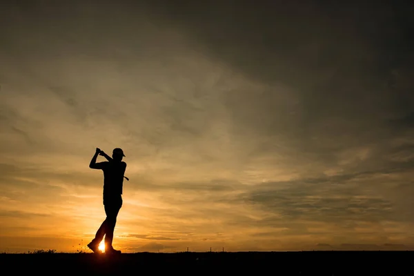 Siluet Asyalı Golfçü Güzel Günbatımında Golf Oynuyor — Stok fotoğraf