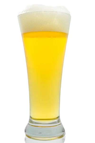 杯冰镇啤酒被隔绝在白色背景上 — 图库照片