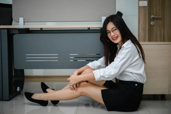 Sekretaris Gadis Cantik Duduk Lantai Kantor Perusahaan — Stok Foto