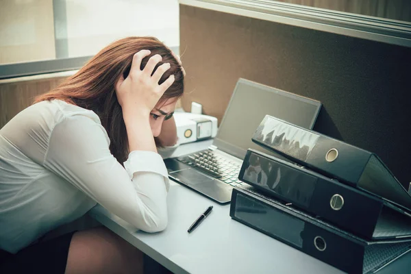 Joven Mujer Negocios Estresada Por Sobrecarga Trabajo Mientras Trabaja Oficina — Foto de Stock