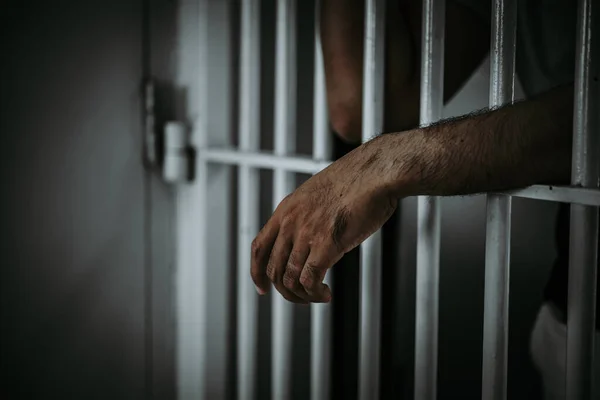 Hände Von Männern Die Verzweifelt Versuchen Das Eiserne Gefängnis Fangen — Stockfoto