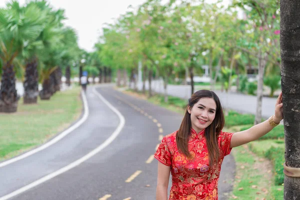 幸せな中国の新年 伝統的な清サムの服を着てアジアの女性の肖像画屋外 — ストック写真