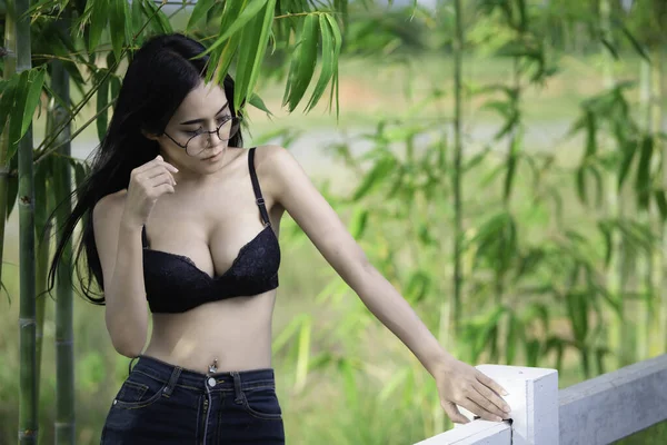 性感的亚洲女人穿着黑色胸罩在战场上的画像 泰国人拍照 — 图库照片