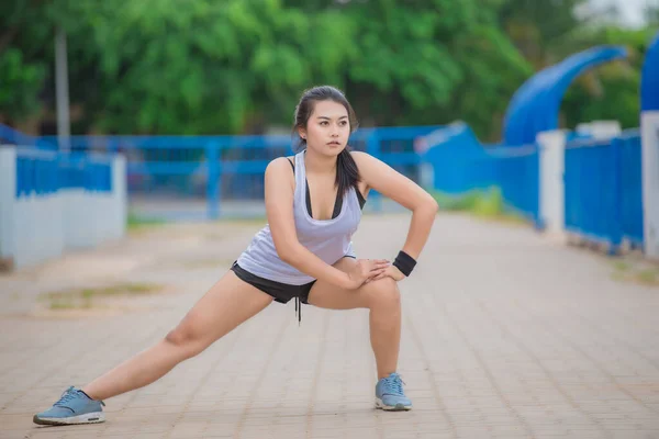 Asiatica Donna Sportiva Stretching Corpo Respirando Aria Fresca Nel Parco — Foto Stock