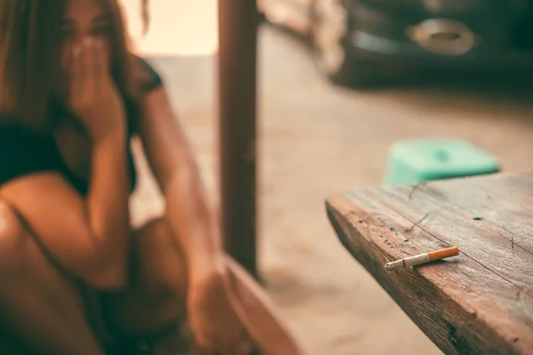 Hombre Asiático Está Fumando Cigarrillo Mujer Está Cubriendo Cara Hay — Foto de Stock