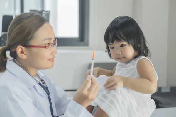 Médico Asiático Usando Estetoscopio Para Comprobar Respiración Corazón Una Chica —  Fotos de Stock
