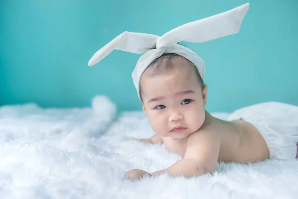 Retrato Lindo Bebé Asiático Vestido Rosa Lana Alfombra Concepto Bebé — Foto de Stock