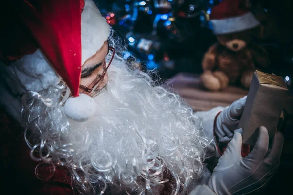 Cláusula Santa Feliz Buscando Caja Regalo Decorar Fondo Navidad —  Fotos de Stock
