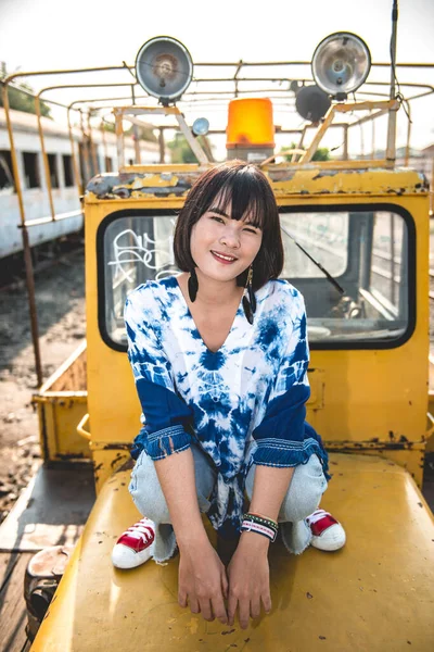 Retrato Menina Bonita Asiática Estilo Boêmio Vintage Tom Escuro Carro — Fotografia de Stock