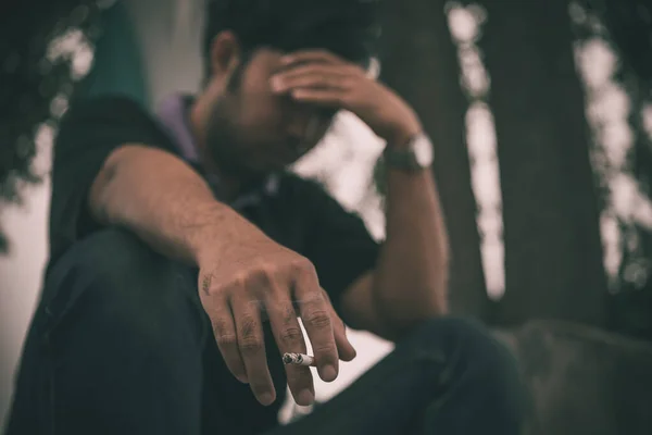 Asiatique Homme Fumeur Réfléchir Sur Problèmes Vie — Photo