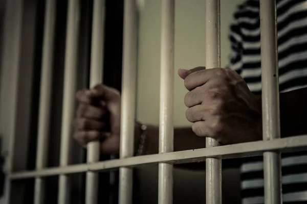 Demir hapishaneyi yakalamak isteyen adamların elleri, esir konsepti.