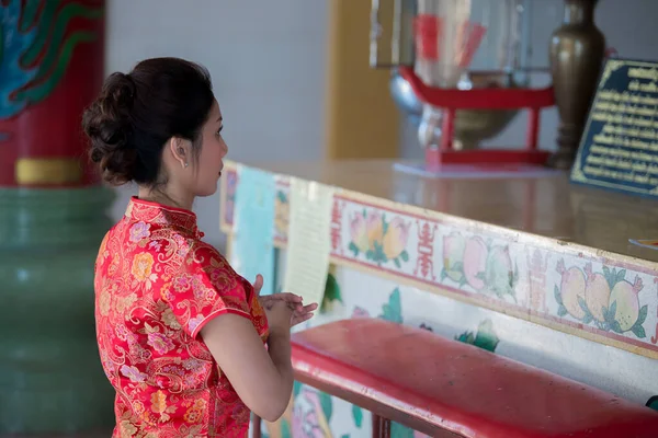 Cheongsam elbiseli güzel Asyalı kadın portresi, Tayland halkı, mutlu Çin yeni yılı konsepti.