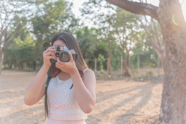 Asiatische Frau Nehmen Ein Foto Freien — Stockfoto