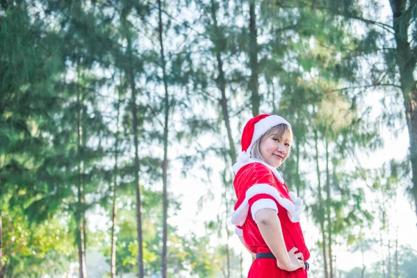 Bella Giovane Donna Asiatica Vestiti Babbo Natale All Aperto — Foto Stock