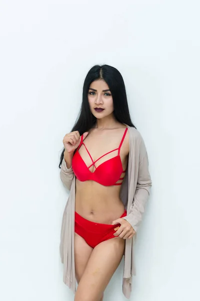 Ritratto Sexy Donna Asiatica Abito Rosso Sfondo Bianco — Foto Stock