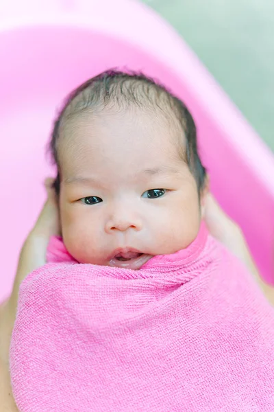 Closeup Asiático Bebê Rosa Toalha — Fotografia de Stock