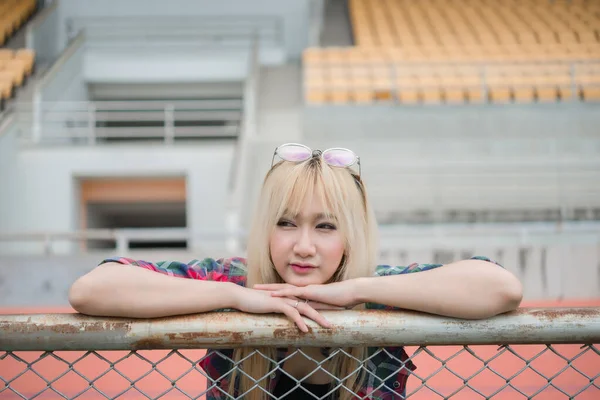 Asiatische Hipster Mädchen Posieren Für Ein Foto Zaun Lebensstil Der — Stockfoto