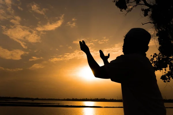 Siluet Pemuda Muslim Asia Berdoa Saat Matahari Terbenam Dengan Cahaya — Stok Foto