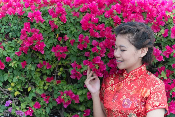 Donna Asiatica Con Bel Sorriso Sfondo Fiori Rosa Felice Anno — Foto Stock