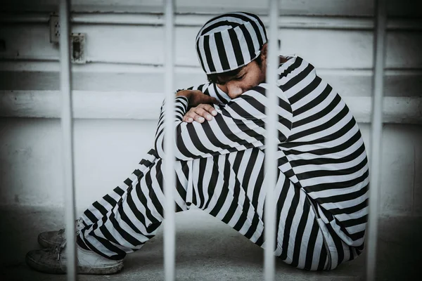 Retrato Homens Asiáticos Desesperados Para Pegar Prisão Ferro Conceito Prisioneiro — Fotografia de Stock