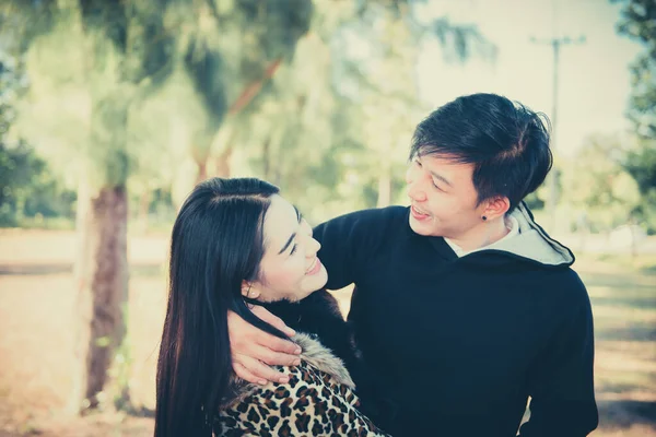 Portrait Jeune Couple Dans Une Journée Ensoleillée Parc Concept Saint — Photo