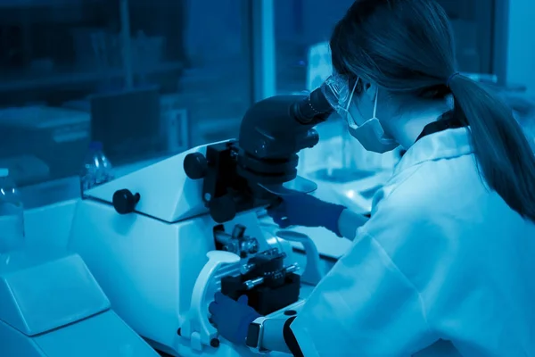 研究室で働く女性アジア人科学者 顧客のための実験 公式を使って — ストック写真