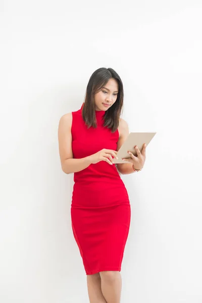 Όμορφη Νεαρή Ασιάτισσα Κόκκινο Φόρεμα Έχει Ένα Τάμπλετ Στο Χέρι — Φωτογραφία Αρχείου