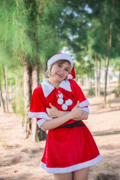 Bella Giovane Donna Asiatica Vestiti Babbo Natale All Aperto — Foto Stock