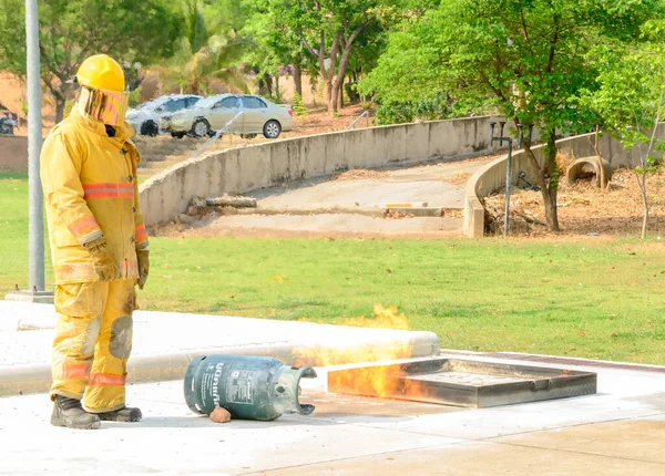 エイプリル社 2016 放射光科学研究所で慎重に訓練を行う消防士による火災訓練タイ ナホナラチャシマ — ストック写真