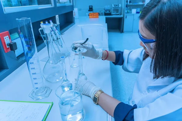 Forskare Injicerade Kemikalier Plaströr Blanda Kemikalier Med Skakmaskin Innan Experiment — Stockfoto