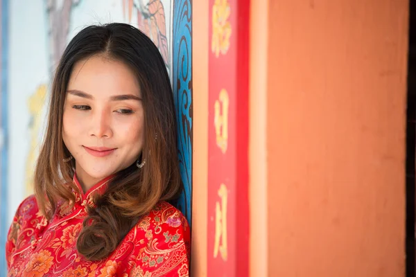 Καλή Κινέζικη Πρωτοχρονιά Ασιάτισσα Που Φοράει Παραδοσιακά Ρούχα Cheongsam Κόκκινο — Φωτογραφία Αρχείου