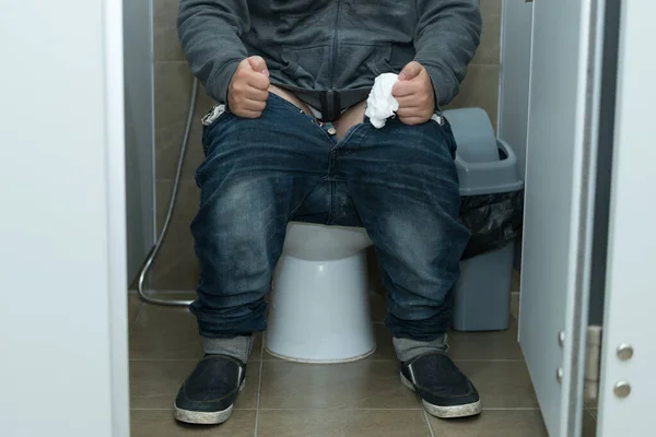 Asiatischer Mann Sitzt Auf Toilette Das Warten Ist Schmerzhaft Stuhlgang — Stockfoto