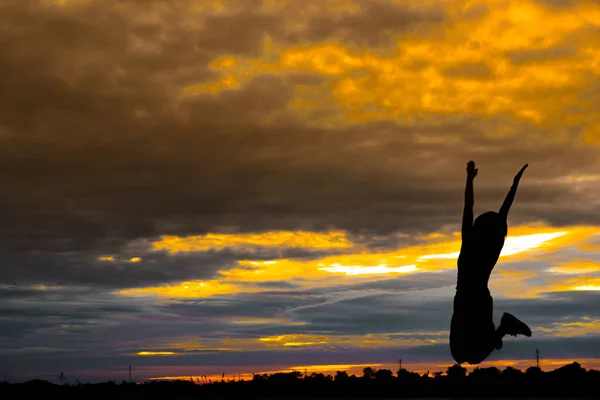 Silueta Mujer Forma Jugar Yoga Puesta Del Sol — Foto de Stock