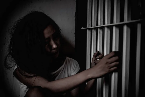 Handen Van Een Vrouw Wanhopig Zoek Naar Ijzeren Gevangenis Gevangene — Stockfoto