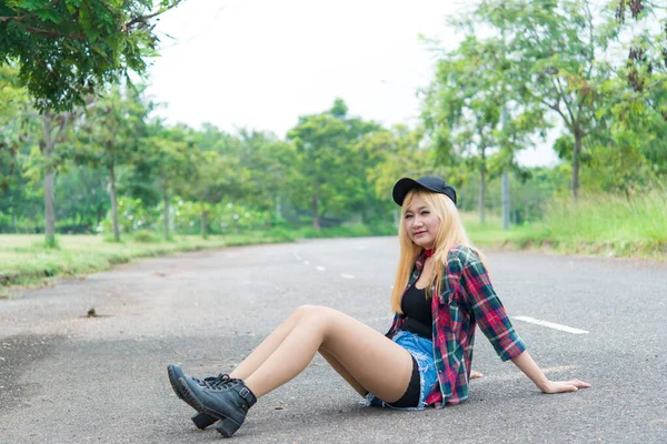 Menina Hipsters Asiáticos Posando Para Tirar Uma Foto Estrada Estilo — Fotografia de Stock