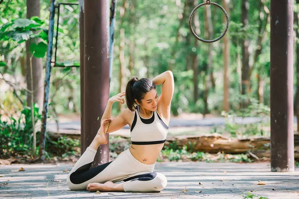 Asiatisk Vacker Kvinna Spelar Yoga Parken Thailand Människor Älskar Hälsa — Stockfoto