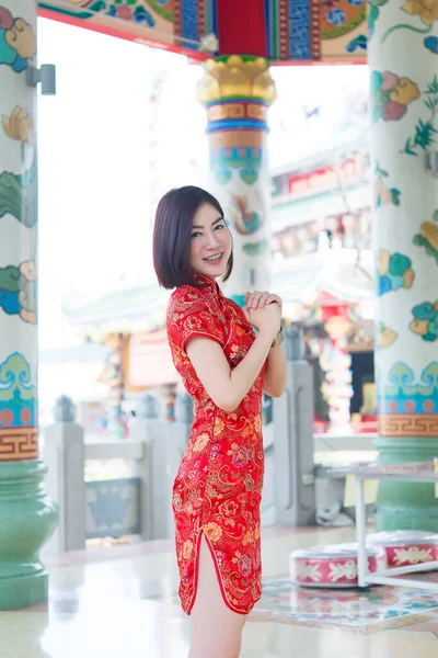 Retrato Duas Mulheres Asiáticas Bonitas Vestido Cheongsam Tailândia Pessoas Conceito — Fotografia de Stock