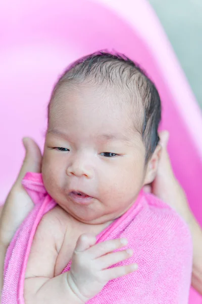 Primer Plano Asiático Bebé Rosa Toalla — Foto de Stock