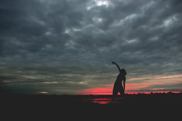 Silueta Mujer Forma Jugar Yoga Puesta Del Sol — Foto de Stock