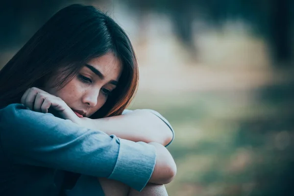 Schöne Thailändische Frau Sehr Traurig Von Unerwiderter Liebe Überdenken Überdenken — Stockfoto