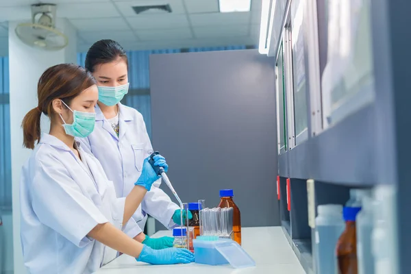 Cientista Asiático Trabalhando Laboratório Fazendo Experimento Por Produto Pesquisadores Analisaram — Fotografia de Stock