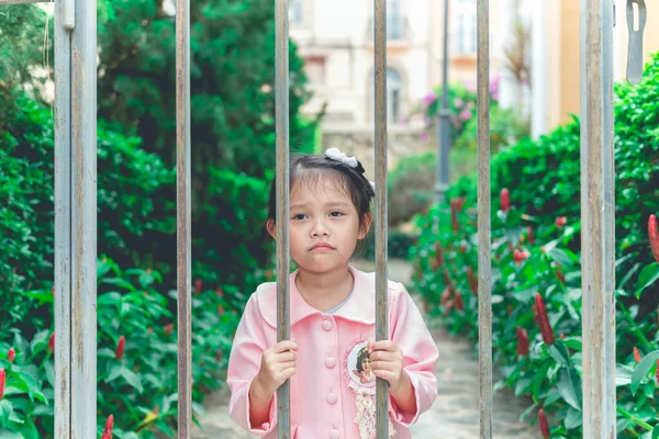 Χαριτωμένο Κοριτσάκι Στέκεται Στο Φράχτη Στην Πόλη Της Τοσκάνης — Φωτογραφία Αρχείου