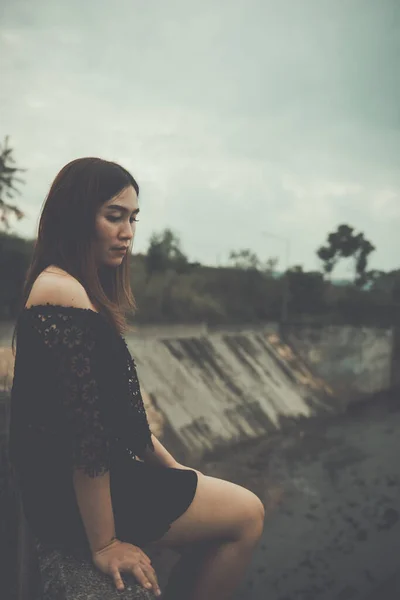 Schöne Thailändische Frau Sehr Traurig Von Unerwiderter Liebe Überdenken Überdenken — Stockfoto