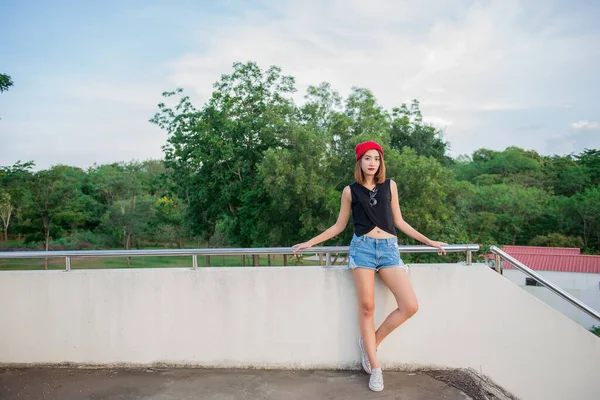 Kapanış Hipster Kızı Kırmızı Şapka Takar Asyalı Güzel Bir Kadın — Stok fotoğraf